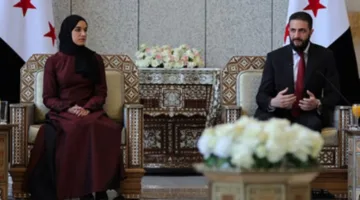 أسلوب جلوسها ومظهرها.. شاهد الظهور الأول لزوجة أحمد الشرع لطيفة الدروبي بعد عيد الأضحى