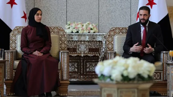 أسلوب جلوسها ومظهرها.. شاهد الظهور الأول لزوجة أحمد الشرع لطيفة الدروبي بعد عيد الأضحى أسلوب جلوسها ومظهرها.. شاهد الظهور الأول لزوجة أحمد الشرع لطيفة الدروبي بعد عيد الأضحى