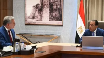 رئيس الوزراء يجتمع بوزير البترول لمناقشة مجموعة من القضايا المهنية.