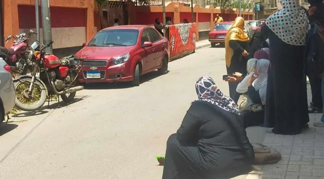 على الرغم من حرارة الشمس.. أولياء الأمور يجلسون على الأرض أمام لجان الثانوية العامة في انتظار أبنائهم على الرغم من حرارة الشمس.. أولياء الأمور يجلسون على الأرض أمام لجان الثانوية العامة في انتظار أبنائهم