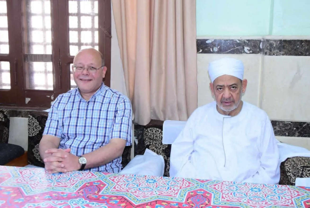 في ساحة الطيب.. شيخ الأزهر يستخدم اللقاءات العامة كوسيلة لتسوية المنازعات ودعم المجتمع في ساحة الطيب.. شيخ الأزهر يستخدم اللقاءات العامة كوسيلة لتسوية المنازعات ودعم المجتمع