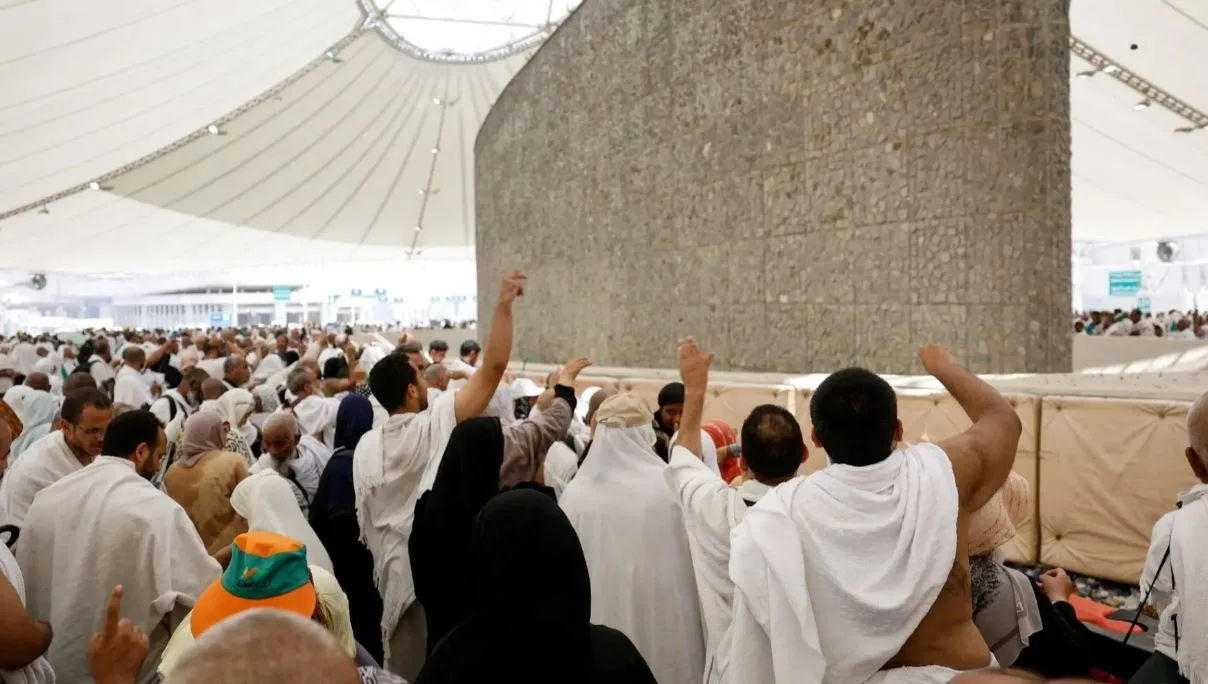 السعودية: الحجاج يقومون برمي الجمرات الثلاث في ختام فريضة الحج وأيام التشريق الثالثة. السعودية: الحجاج يقومون برمي الجمرات الثلاث في ختام فريضة الحج وأيام التشريق الثالثة.