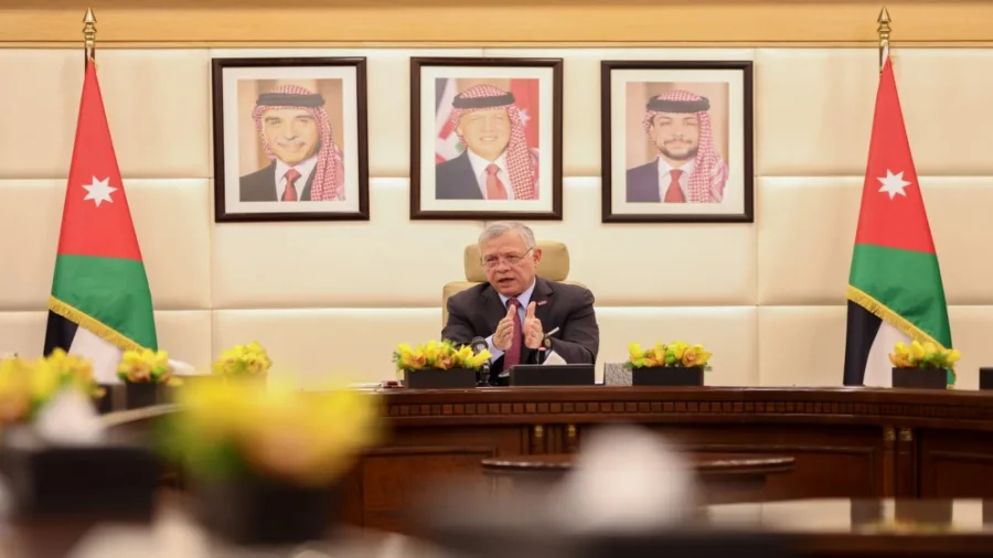 الملك يوجه رئيس الوزراء بضرورة الاستعداد للتعامل مع المستجدات الحالية. الملك يوجه رئيس الوزراء بضرورة الاستعداد للتعامل مع المستجدات الحالية.