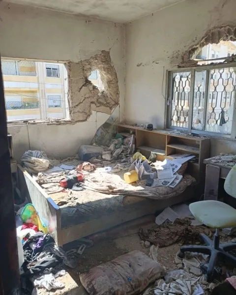 محافظ إربد يعاين المصابين نتيجة سقوط جسم طائر على منزلهم محافظ إربد يعاين المصابين نتيجة سقوط جسم طائر على منزلهم