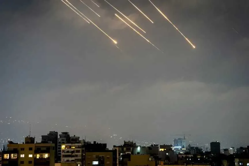 عاجل: إسرائيل تفيد بالقضاء على قائد في “فيلق القدس” وضرب 20 موقعًا في إيران عاجل: إسرائيل تفيد بالقضاء على قائد في “فيلق القدس” وضرب 20 موقعًا في إيران