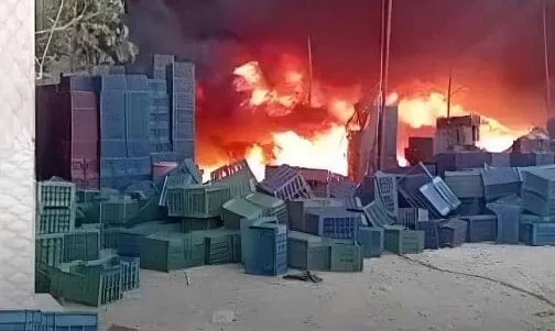 ضخم حريق يندلع في مصنع أدوية بمدينة السادات.. وجهود الدفاع المدني مستمرة لاحتوائه ومنع انتشاره إلى المصانع المجاورة. ضخم حريق يندلع في مصنع أدوية بمدينة السادات.. وجهود الدفاع المدني مستمرة لاحتوائه ومنع انتشاره إلى المصانع المجاورة.