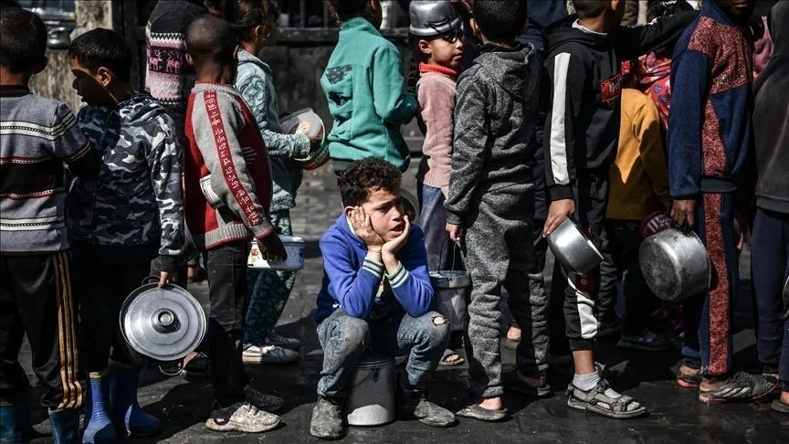 أطفال غزة.. كفاح مرير تحت سطوة الجوع والعدوان الإسرائيلي أطفال غزة.. كفاح مرير تحت سطوة الجوع والعدوان الإسرائيلي