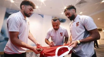 قبل تسليمها.. “فيفا” يطلب من لاعبي الأهلي التوقيع على قمصان الفريق