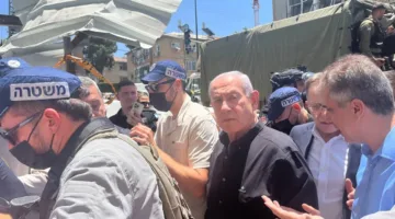 صدمة واضحة على وجهه: نتنياهو يكسر صمته ويزور بات يام بعد الهجوم الإيراني