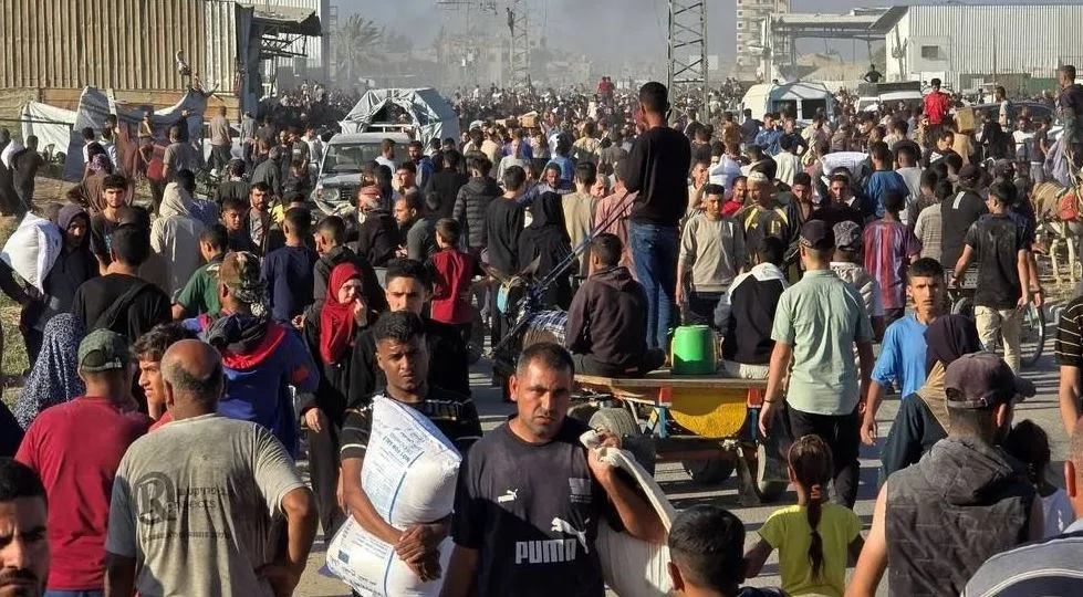 وزارة الصحة في غزة: 300 قتيل وأزيد من 2649 جريح في مجازر المساعدات. وزارة الصحة في غزة: 300 قتيل وأزيد من 2649 جريح في مجازر المساعدات.
