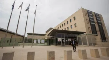 إسرائيل: ترحيل الناشطة جريتا تونبرج عقب مصادرة سفينة المساعدات “مادلين” المتجهة إلى غزة.