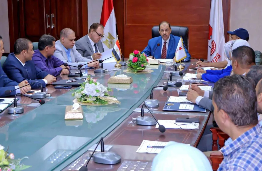 محافظ سوهاج يعقد اجتماعاً لوضع استراتيجيات تشغيل الأسواق الحضرية الجديدة وتحقيق أقصى استفادة منها محافظ سوهاج يعقد اجتماعاً لوضع استراتيجيات تشغيل الأسواق الحضرية الجديدة وتحقيق أقصى استفادة منها