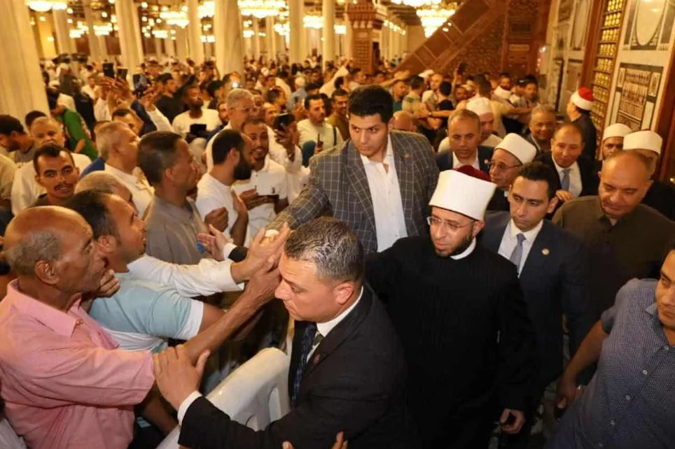 وزير الأوقاف يشارك في صلاة الجمعة بمسجد الإمام الحسين في القاهرة وزير الأوقاف يشارك في صلاة الجمعة بمسجد الإمام الحسين في القاهرة