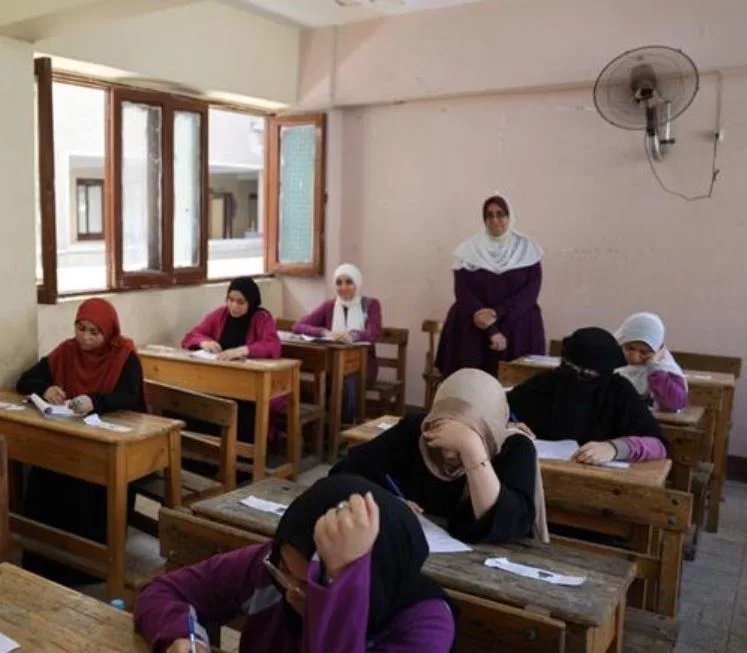 طلاب الثانوية الأزهرية في الإسكندرية يختبرون مادة النحو طلاب الثانوية الأزهرية في الإسكندرية يختبرون مادة النحو