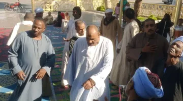 أهالي الكرنك يحيون اليوم الثاني من عيد الأضحى بحلقة ذكر ومديح أمام المسجد الكبير