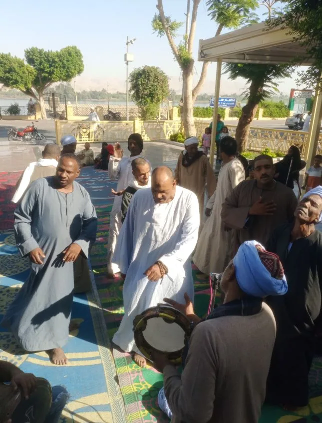 أهالي الكرنك يحيون اليوم الثاني من عيد الأضحى بحلقة ذكر ومديح أمام المسجد الكبير