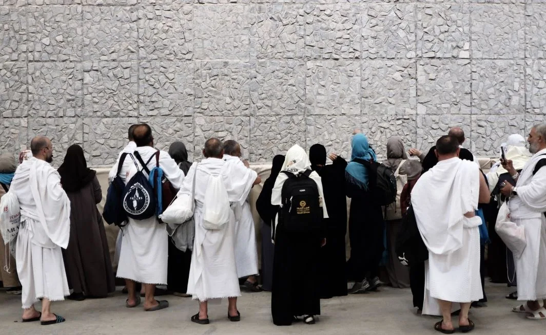 الحجاج يبدأون رمي الجمرات الكبرى في مشعر منى الحجاج يبدأون رمي الجمرات الكبرى في مشعر منى