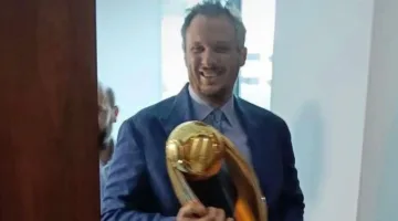 ممدوح عيد يشارك في اجتماع اتحاد كرة القدم مصطحبًا كأس دوري أبطال إفريقيا