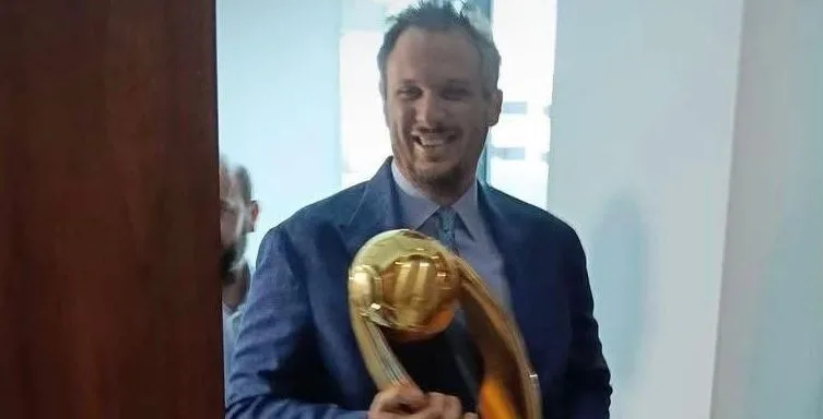 ممدوح عيد يشارك في اجتماع اتحاد كرة القدم مصطحبًا كأس دوري أبطال إفريقيا ممدوح عيد يشارك في اجتماع اتحاد كرة القدم مصطحبًا كأس دوري أبطال إفريقيا