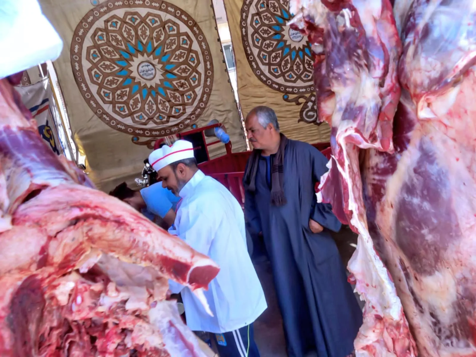 خدمة المواطنين قبل عيد الأضحى: استمرار سوق اليوم الواحد في أخميم حتى يوم الجمعة خدمة المواطنين قبل عيد الأضحى: استمرار سوق اليوم الواحد في أخميم حتى يوم الجمعة