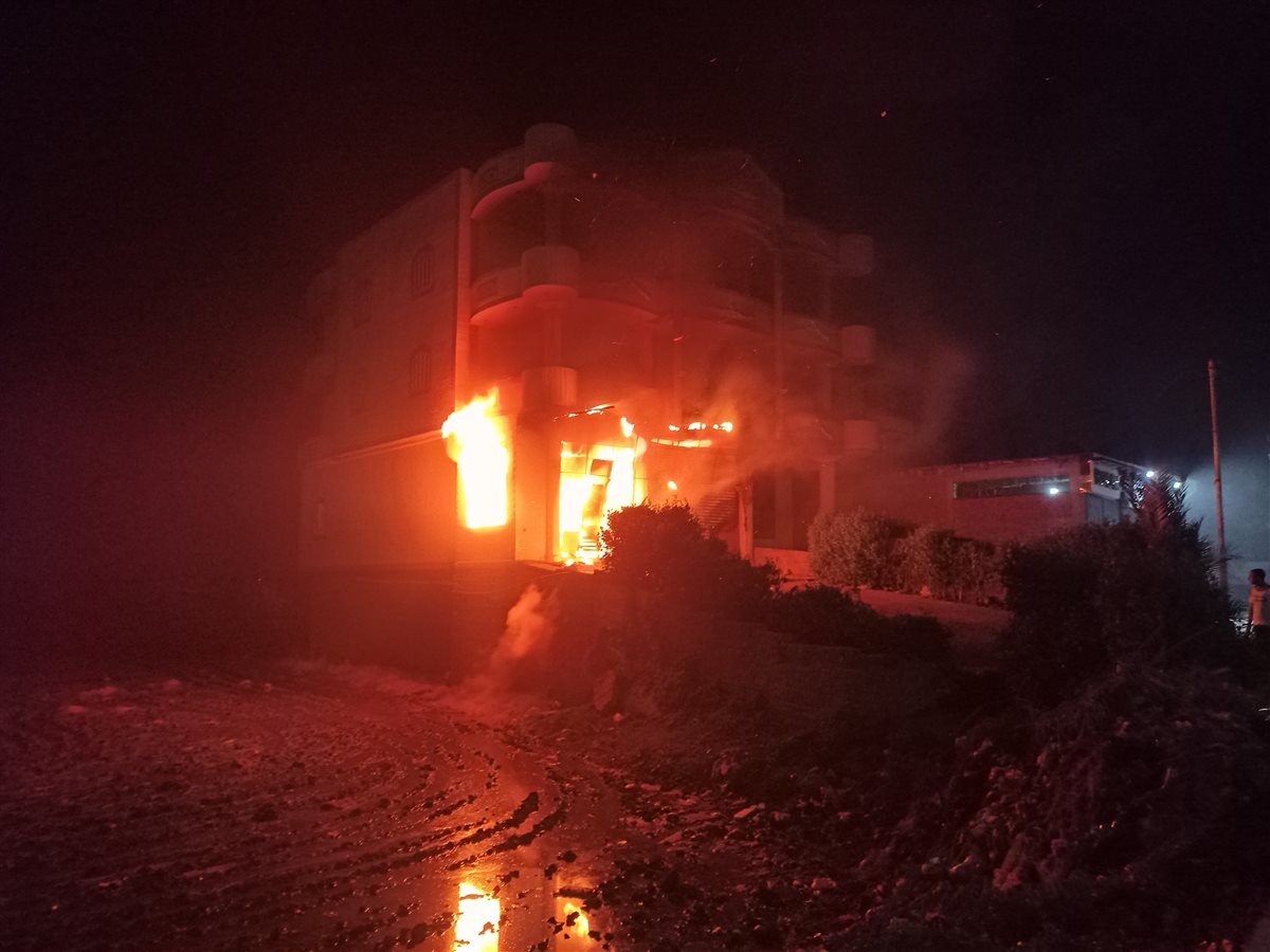 صور من موقع الحريق 