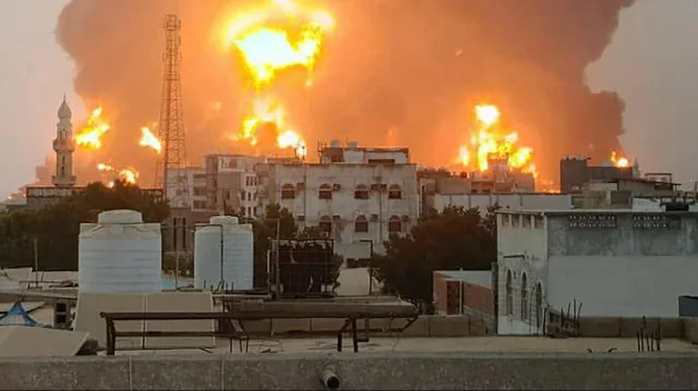 الحوثي: إسرائيل تستهدف ميناء الحديدة في اليمن الحوثي: إسرائيل تستهدف ميناء الحديدة في اليمن