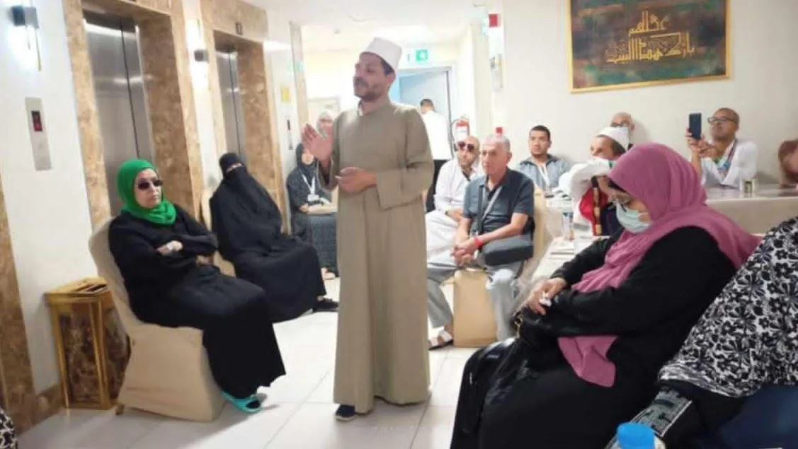 وعاظ الأزهر وواعظاته يستمرون في تقديم الدعم للحجاج. وعاظ الأزهر وواعظاته يستمرون في تقديم الدعم للحجاج.