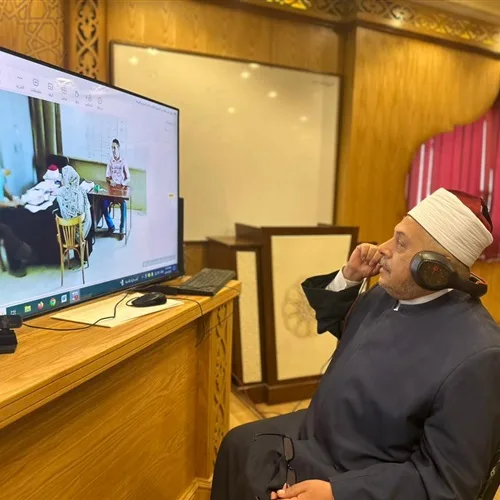 سكينة وانضباط خلال امتحان الفيزياء للشهادة الثانوية الأزهرية. سكينة وانضباط خلال امتحان الفيزياء للشهادة الثانوية الأزهرية.