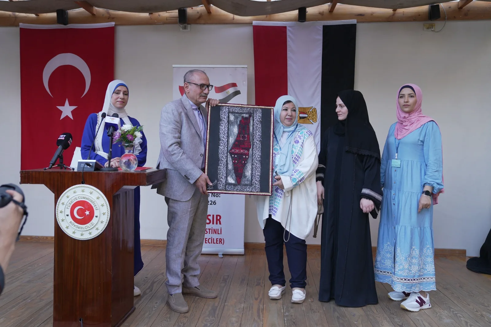 السفير شن: الأمة التركية تحت قيادة أردوغان ترى أنها مسؤولة عن دعم الضحايا والمظلومين. السفير شن: الأمة التركية تحت قيادة أردوغان ترى أنها مسؤولة عن دعم الضحايا والمظلومين.