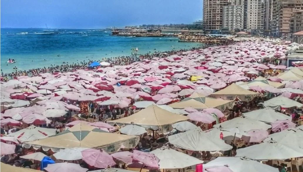 شواطئ الإسكندرية تمتلئ بالكامل.. ازدحام كبير في ثالث أيام العيد شواطئ الإسكندرية تمتلئ بالكامل.. ازدحام كبير في ثالث أيام العيد