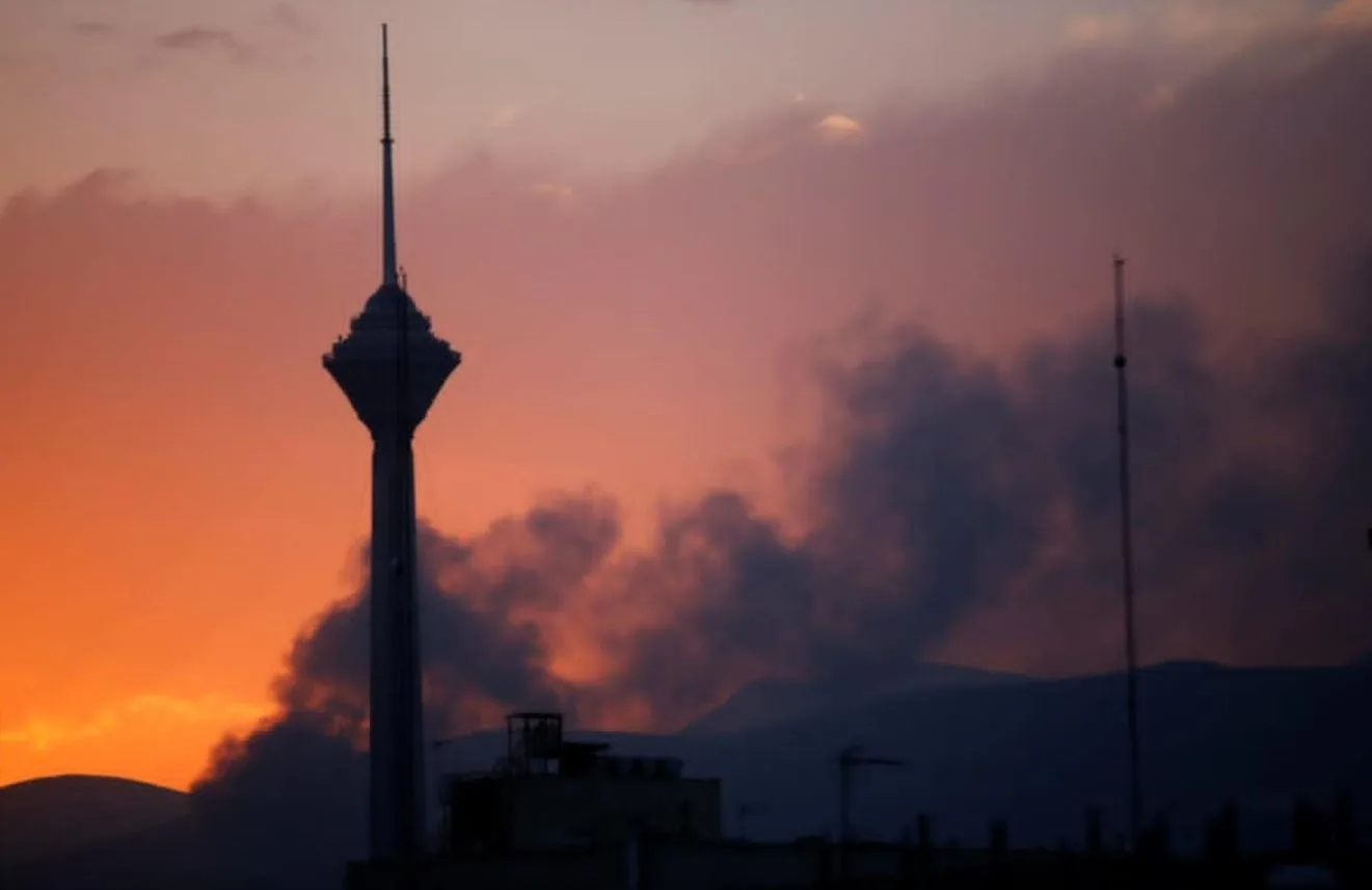 إيران تُحذر من ضرورة إخلاء مكاتب قنوات إسرائيلية بعد الهجوم على مبنى الإذاعة الإيرانية إيران تُحذر من ضرورة إخلاء مكاتب قنوات إسرائيلية بعد الهجوم على مبنى الإذاعة الإيرانية