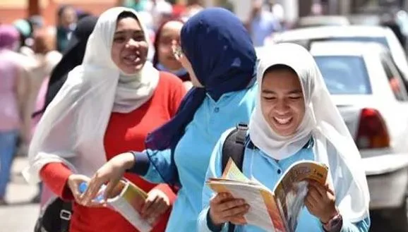 طلاب مدارس فيصل يغادرون قبل انتهاء الوقت المخصص لامتحان التربية الوطنية.