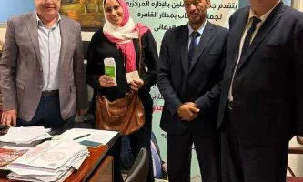جمركي في مطار القاهرة يكتشف 9500 دولار ويعيدها لامرأة مسافرة