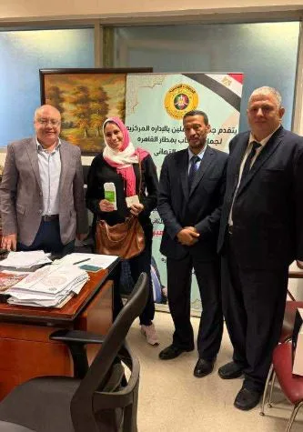 جمركي في مطار القاهرة يكتشف 9500 دولار ويعيدها لامرأة مسافرة جمركي في مطار القاهرة يكتشف 9500 دولار ويعيدها لامرأة مسافرة