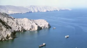 نائب إيراني: طهران تناقش بجد إمكانية إغلاق مضيق هرمز