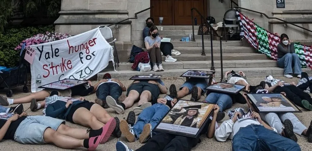 طلاب جامعة نيويورك يستمرون في إضرابهم عن الطعام تضامنًا مع فلسطين. طلاب جامعة نيويورك يستمرون في إضرابهم عن الطعام تضامنًا مع فلسطين.