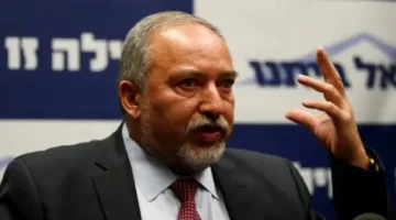 وزير الدفاع الإسرائيلي السابق: نتنياهو أذن بتزويد عصابات إجرامية في غزة بالأسلحة
