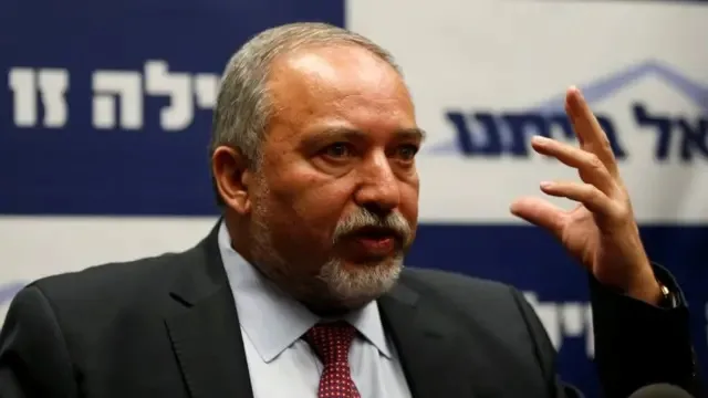 وزير الدفاع الإسرائيلي السابق: نتنياهو أذن بتزويد عصابات إجرامية في غزة بالأسلحة وزير الدفاع الإسرائيلي السابق: نتنياهو أذن بتزويد عصابات إجرامية في غزة بالأسلحة