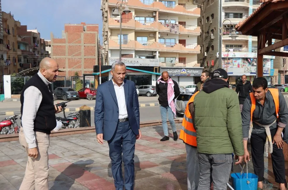 السكرتير العام المساعد لمحافظة بني سويف يراجع جهود النظافة وإزالة العوائق في مركز الواسطى