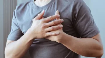 9 علامات خفية تدل على نوبة قلبية قد تفوتك.. كن حذرًا!