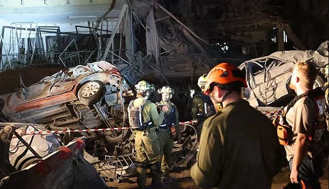 سكاي نيوز عربية: ثلاثة أشخاص لقوا حتفهم و100 جريح نتيجة الهجمات الإيرانية على إسرائيل. سكاي نيوز عربية: ثلاثة أشخاص لقوا حتفهم و100 جريح نتيجة الهجمات الإيرانية على إسرائيل.