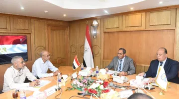 محافظ قنا يستعرض استراتيجيات تعزيز الموارد الذاتية وتحسين إدارة الأصول العامة