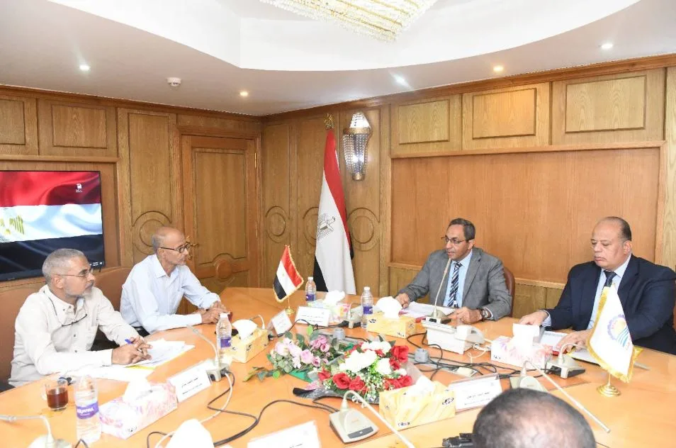 محافظ قنا يستعرض استراتيجيات تعزيز الموارد الذاتية وتحسين إدارة الأصول العامة