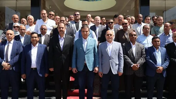 وزير الزراعة يطلع على حالة مسؤول حماية الأراضي المصاب في مستشفى سوهاج ويقرر منحه مكافأة مالية. وزير الزراعة يطلع على حالة مسؤول حماية الأراضي المصاب في مستشفى سوهاج ويقرر منحه مكافأة مالية.