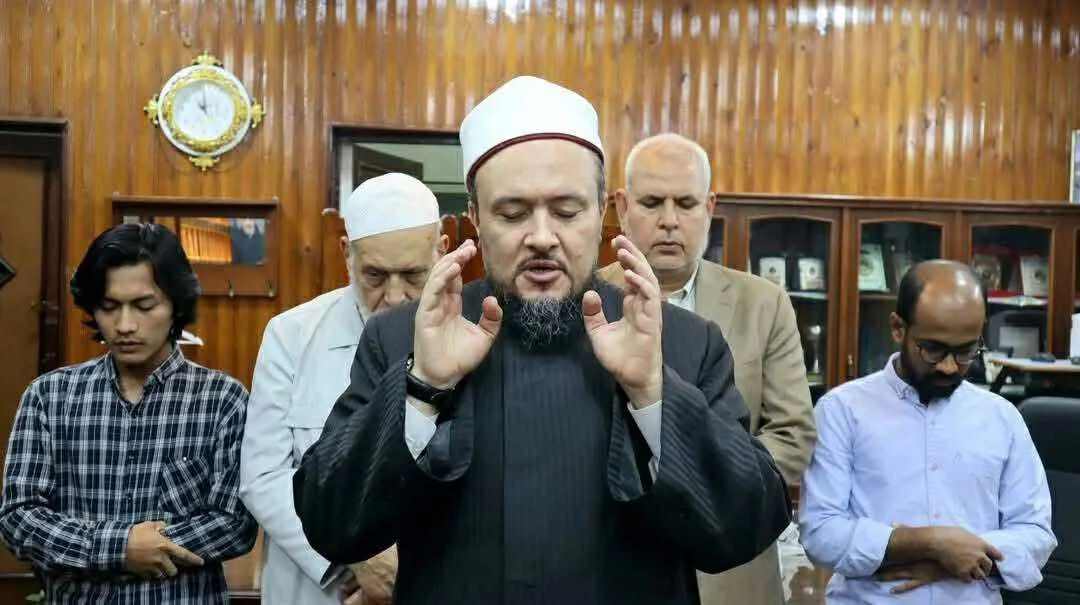 إقامة صلاة الغائب في كلية أصول الدين بالقاهرة تعبيرًا عن التعاطف مع طالب إندونيسي فقد والده قبل الامتحانات. إقامة صلاة الغائب في كلية أصول الدين بالقاهرة تعبيرًا عن التعاطف مع طالب إندونيسي فقد والده قبل الامتحانات.