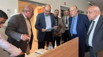 وزير الطيران يزور المنشآت التشغيلية في مطار القاهرة الدولي