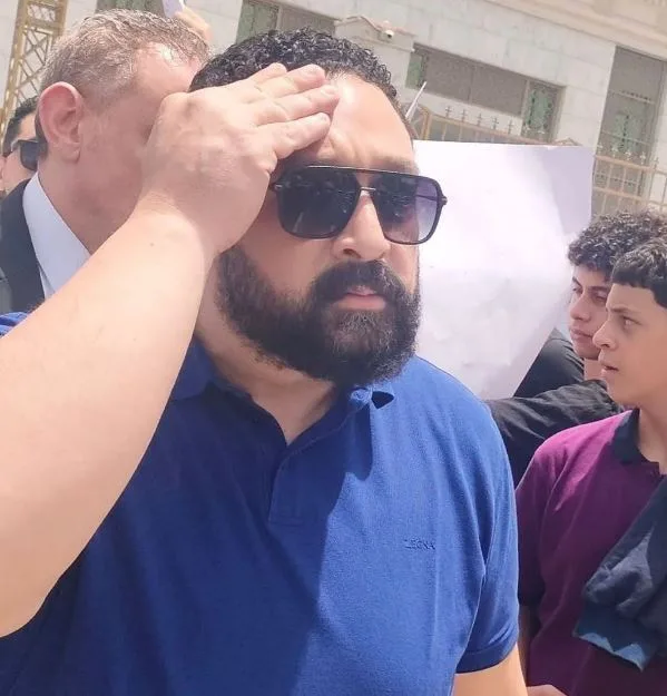 عمرو الدجوي ينفي انتحار أخيه: الفحص أظهر وجود ثلاث ف cartridges فارغة والباب الخلفي مفتوح.
