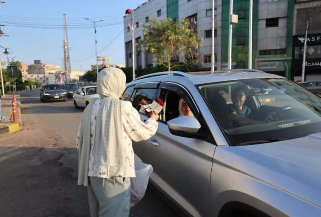 توزيع بطاقات تهنئة باسم الرئيس السيسي على المواطنين في كفر الشيخ بمناسبة عيد الأضحى توزيع بطاقات تهنئة باسم الرئيس السيسي على المواطنين في كفر الشيخ بمناسبة عيد الأضحى