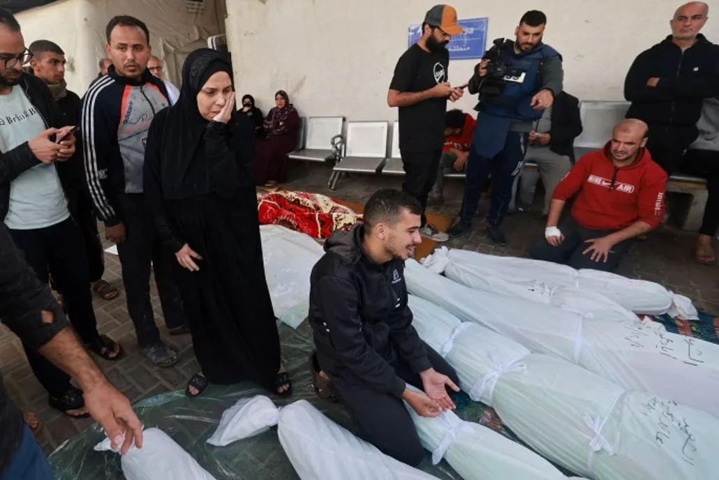 8 شهداء نتيجة قصف الاحتلال لمدينة غزة ومخيم جباليا وبطن السمين في خان يونس 8 شهداء نتيجة قصف الاحتلال لمدينة غزة ومخيم جباليا وبطن السمين في خان يونس