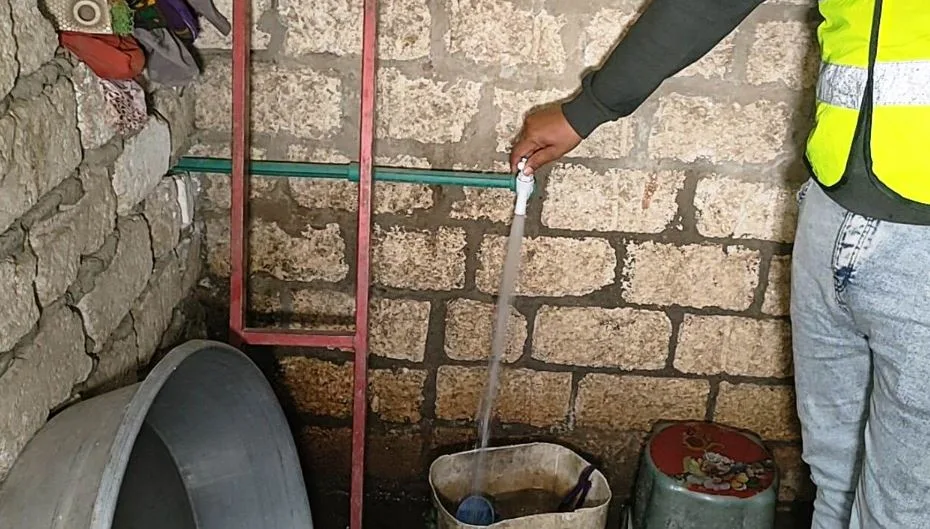 خدمات المياه في الأقصر توفر وصلات منزلية للأسر المحتاجة من خلال القرض الدوار. خدمات المياه في الأقصر توفر وصلات منزلية للأسر المحتاجة من خلال القرض الدوار.